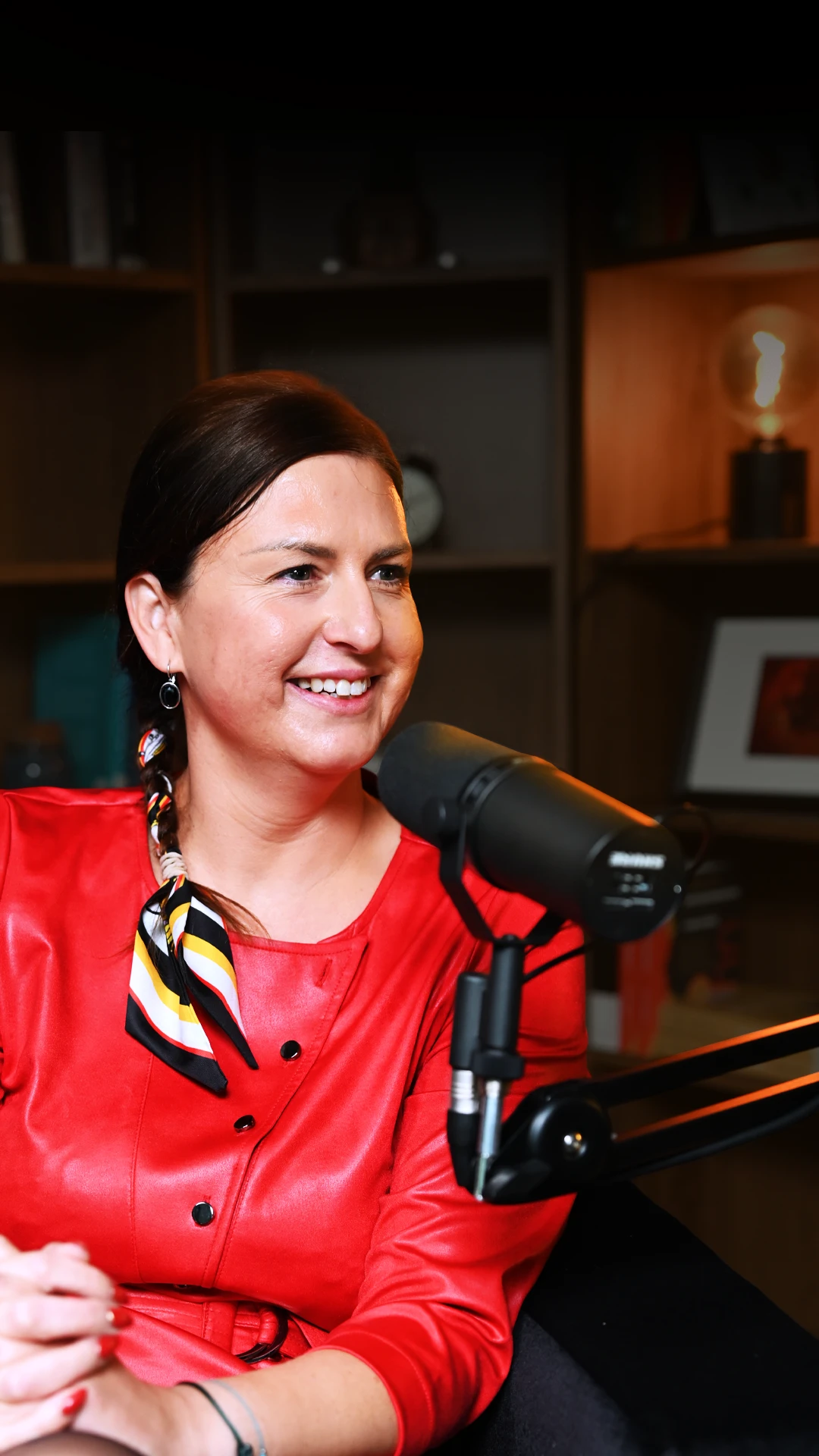 žena u mikrofonu, úspěšní