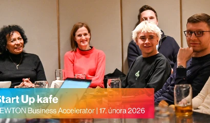 lidé sedící v NEWTON Business Club, video záznam setkání